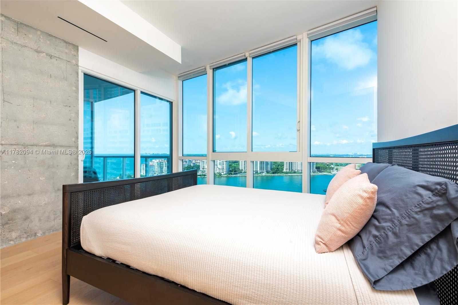 Small Image of 100 SOUTH POINTE DR #1802, Miami Beach Number 8