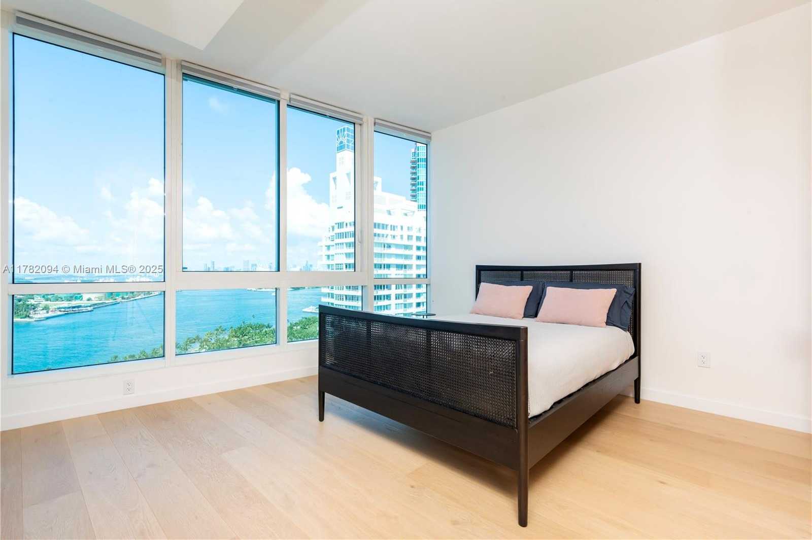 Small Image of 100 SOUTH POINTE DR #1802, Miami Beach Number 9