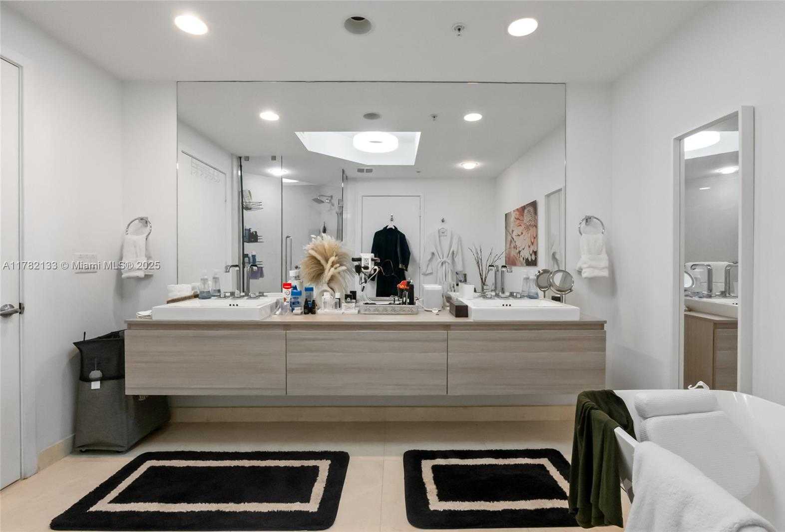 Small Image of 17301 BISCAYNE BLVD #702, North Miami Beach Number 15