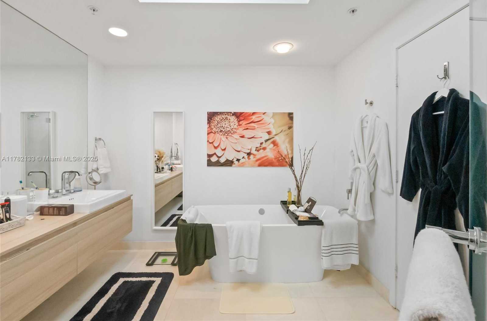 Small Image of 17301 BISCAYNE BLVD #702, North Miami Beach Number 16