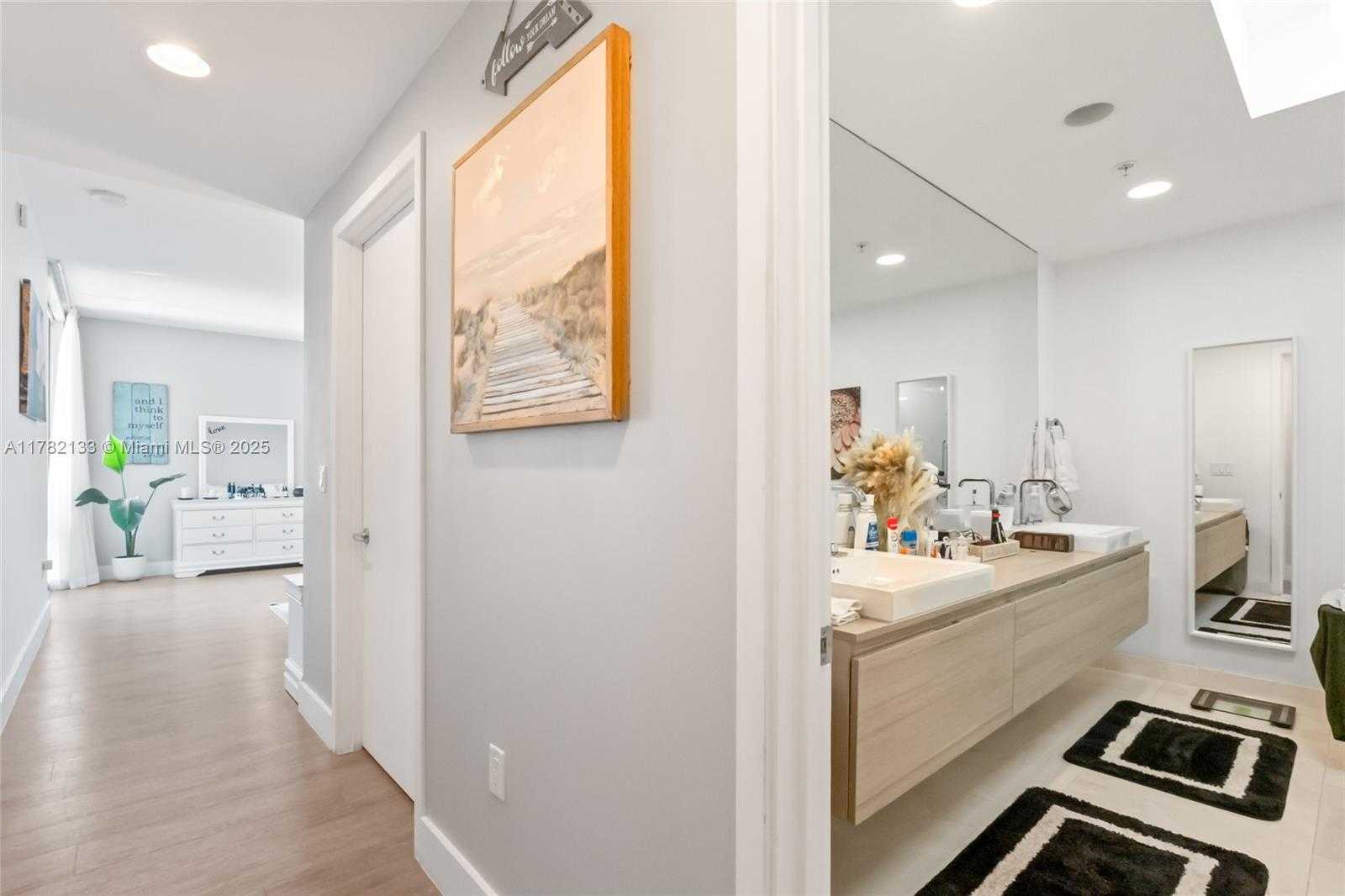 Small Image of 17301 BISCAYNE BLVD #702, North Miami Beach Number 17