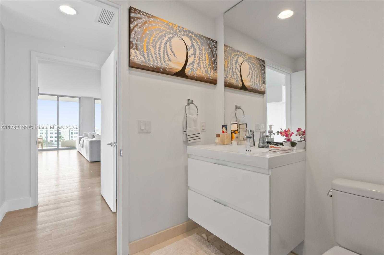 Small Image of 17301 BISCAYNE BLVD #702, North Miami Beach Number 18