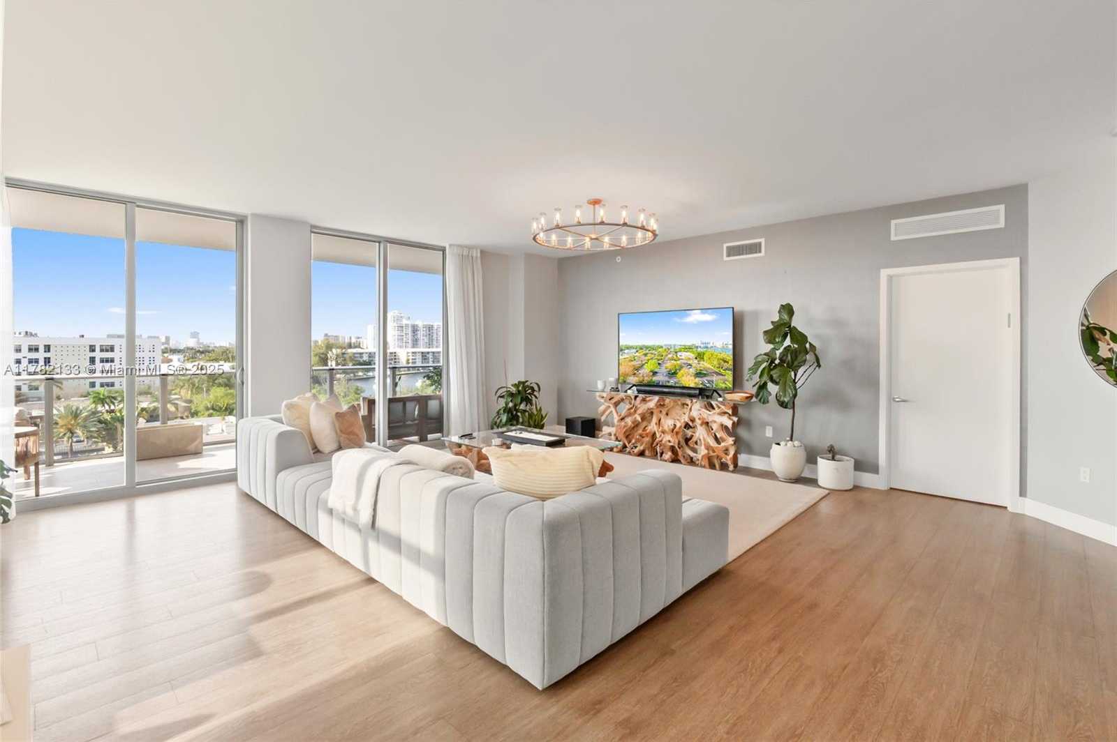 Small Image of 17301 BISCAYNE BLVD #702, North Miami Beach Number 2