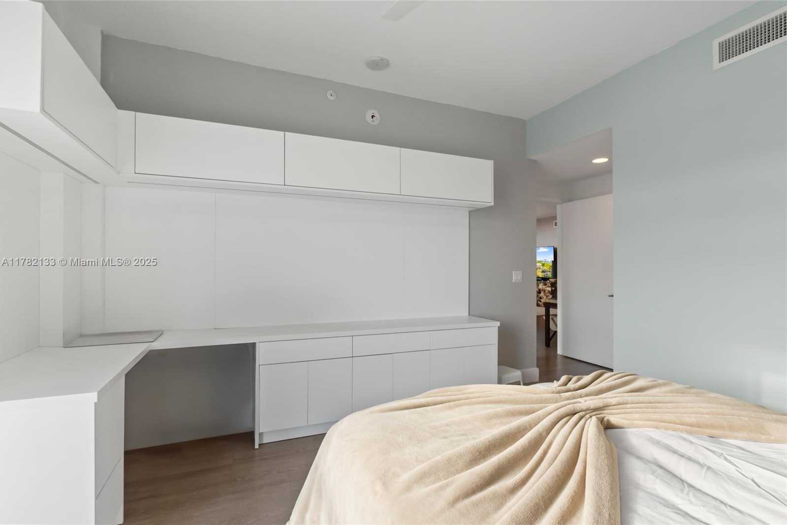 Small Image of 17301 BISCAYNE BLVD #702, North Miami Beach Number 22