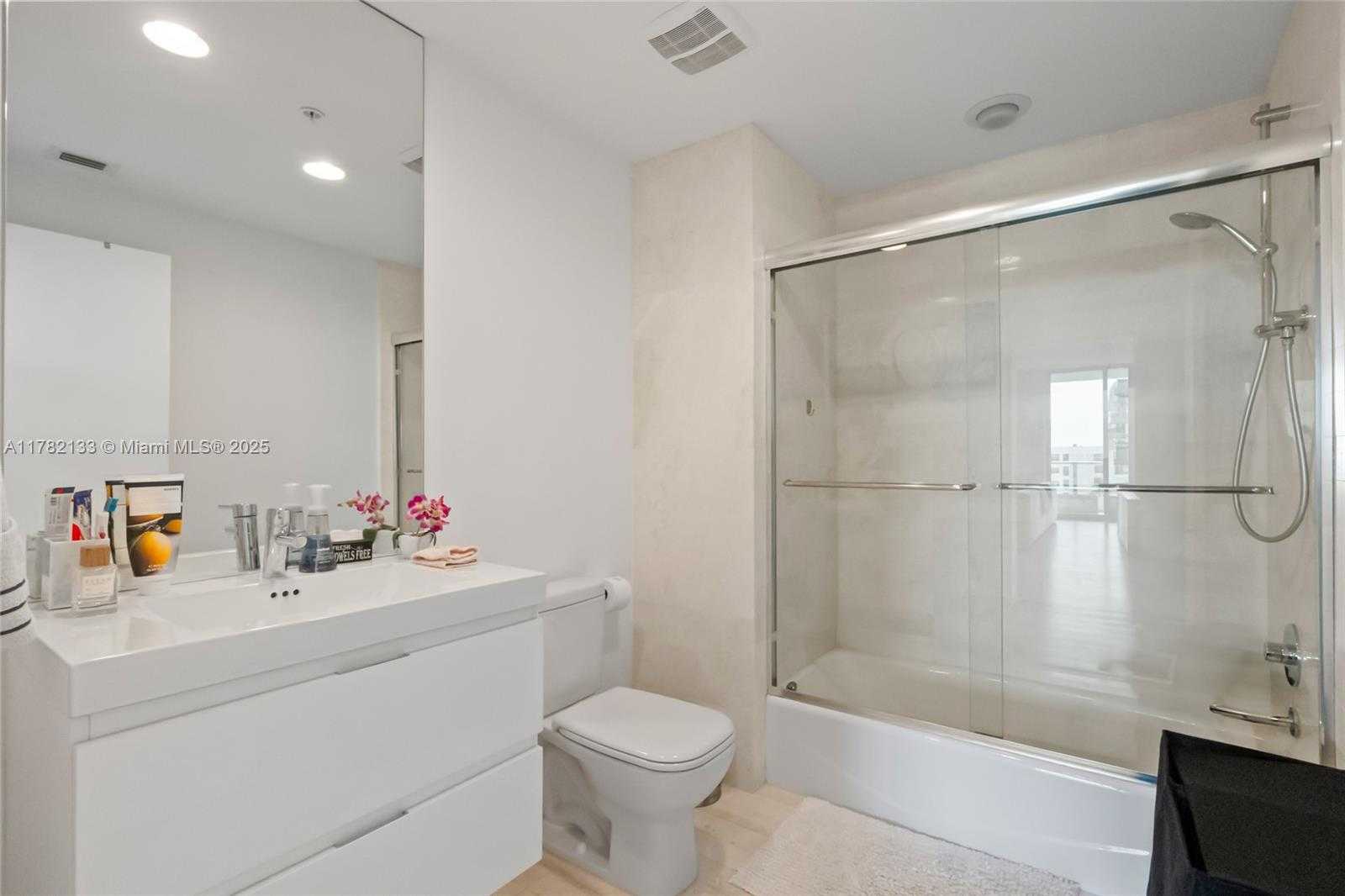 Small Image of 17301 BISCAYNE BLVD #702, North Miami Beach Number 23