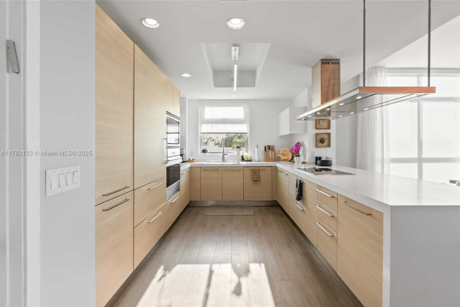 Small Image of 17301 BISCAYNE BLVD #702, North Miami Beach Number 6