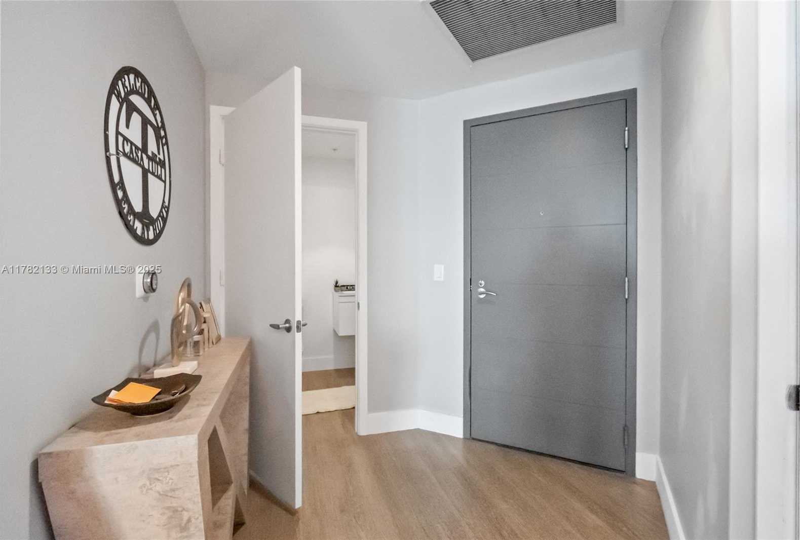 Small Image of 17301 BISCAYNE BLVD #702, North Miami Beach Number 9