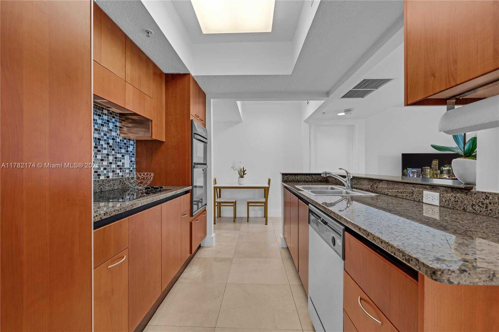 Small Image of 1500 OCEAN DR #505, Miami Beach Number 14