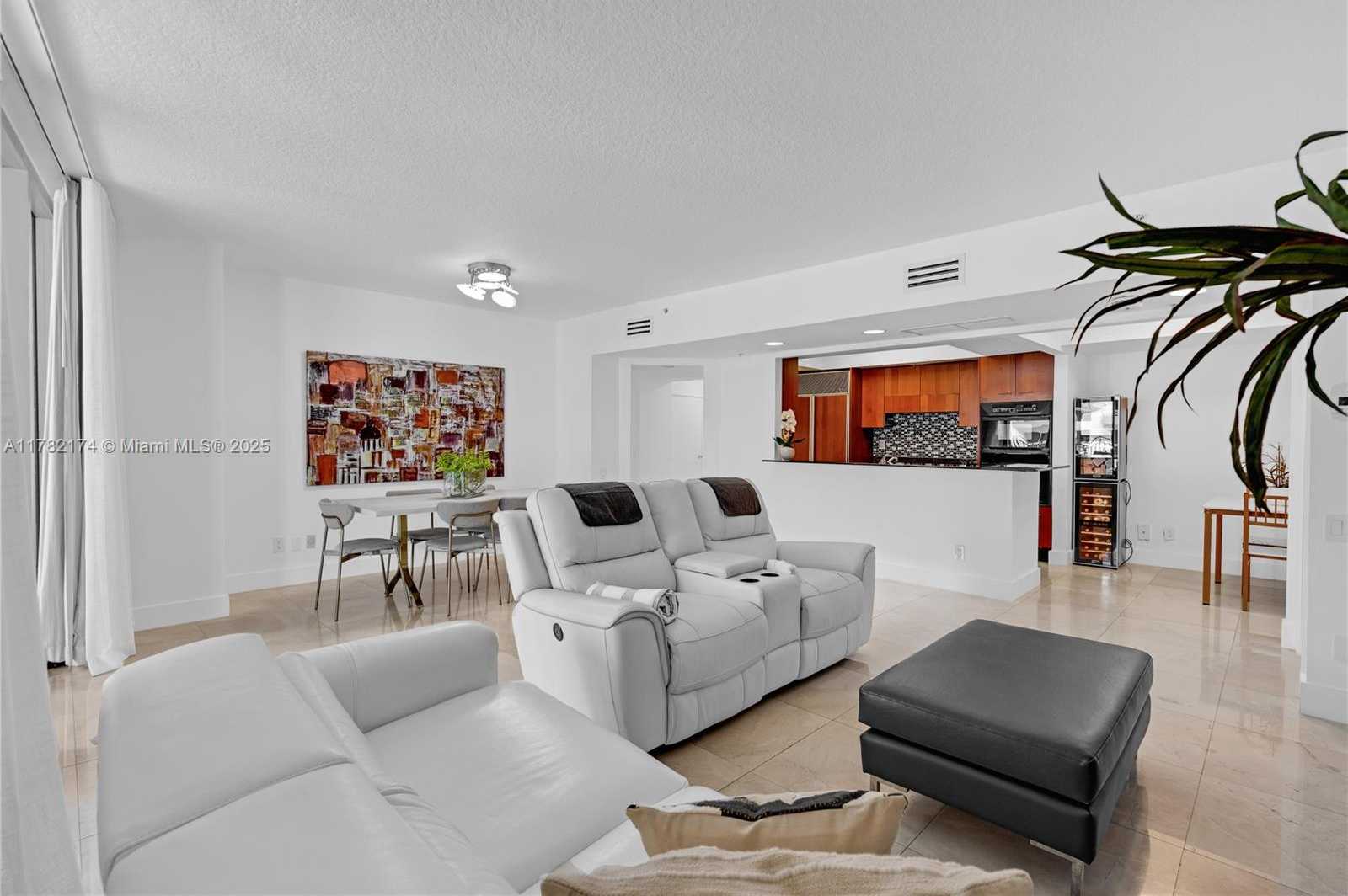 Small Image of 1500 OCEAN DR #505, Miami Beach Number 4