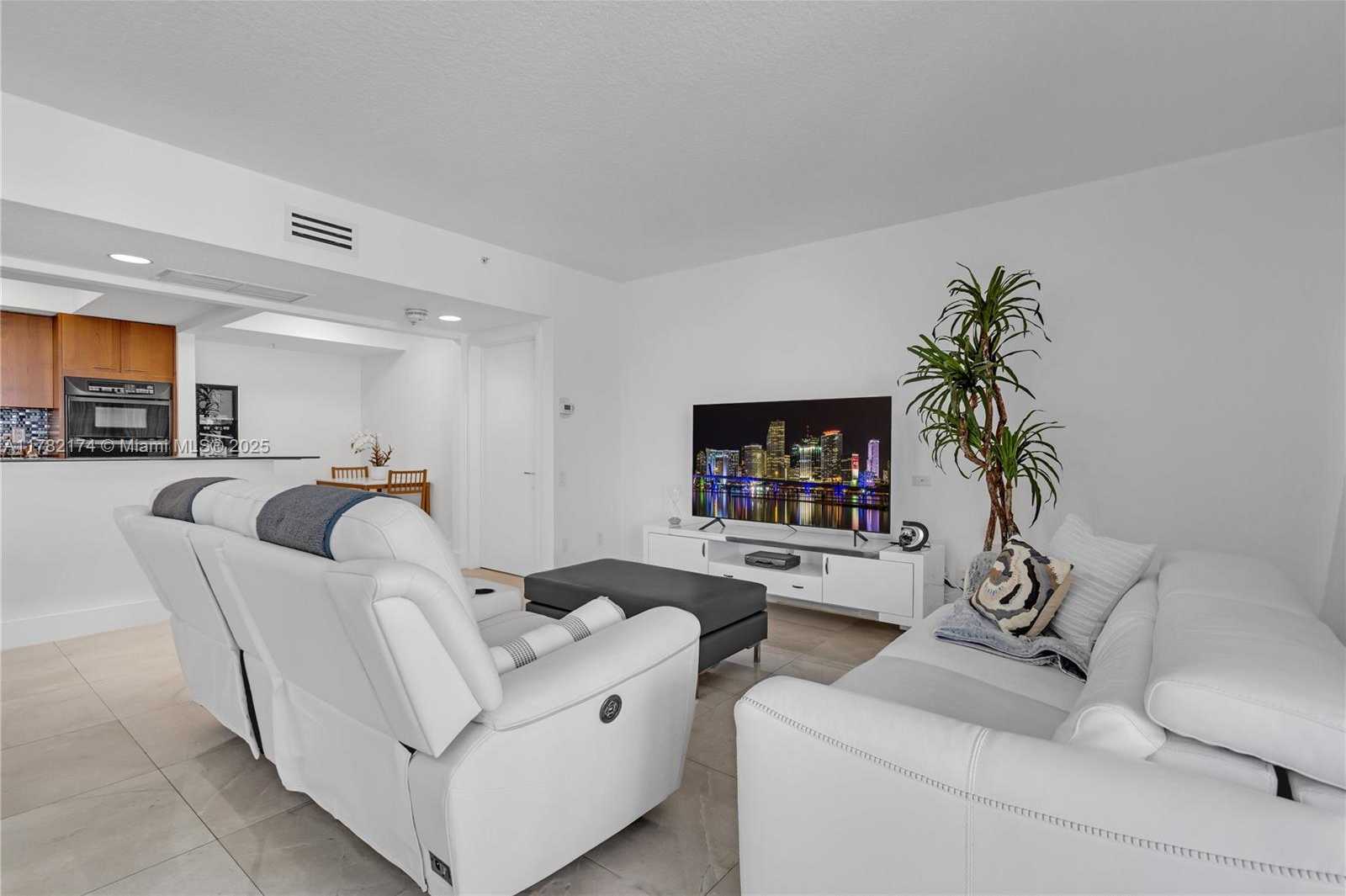 Small Image of 1500 OCEAN DR #505, Miami Beach Number 7