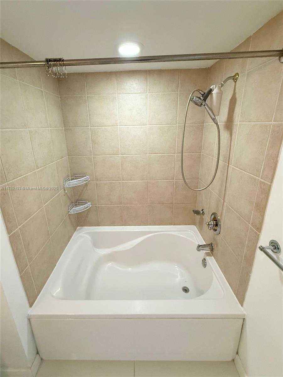 Small Image of 19501 WEST COUNTRY CLUB DR #2014, Aventura Number 30