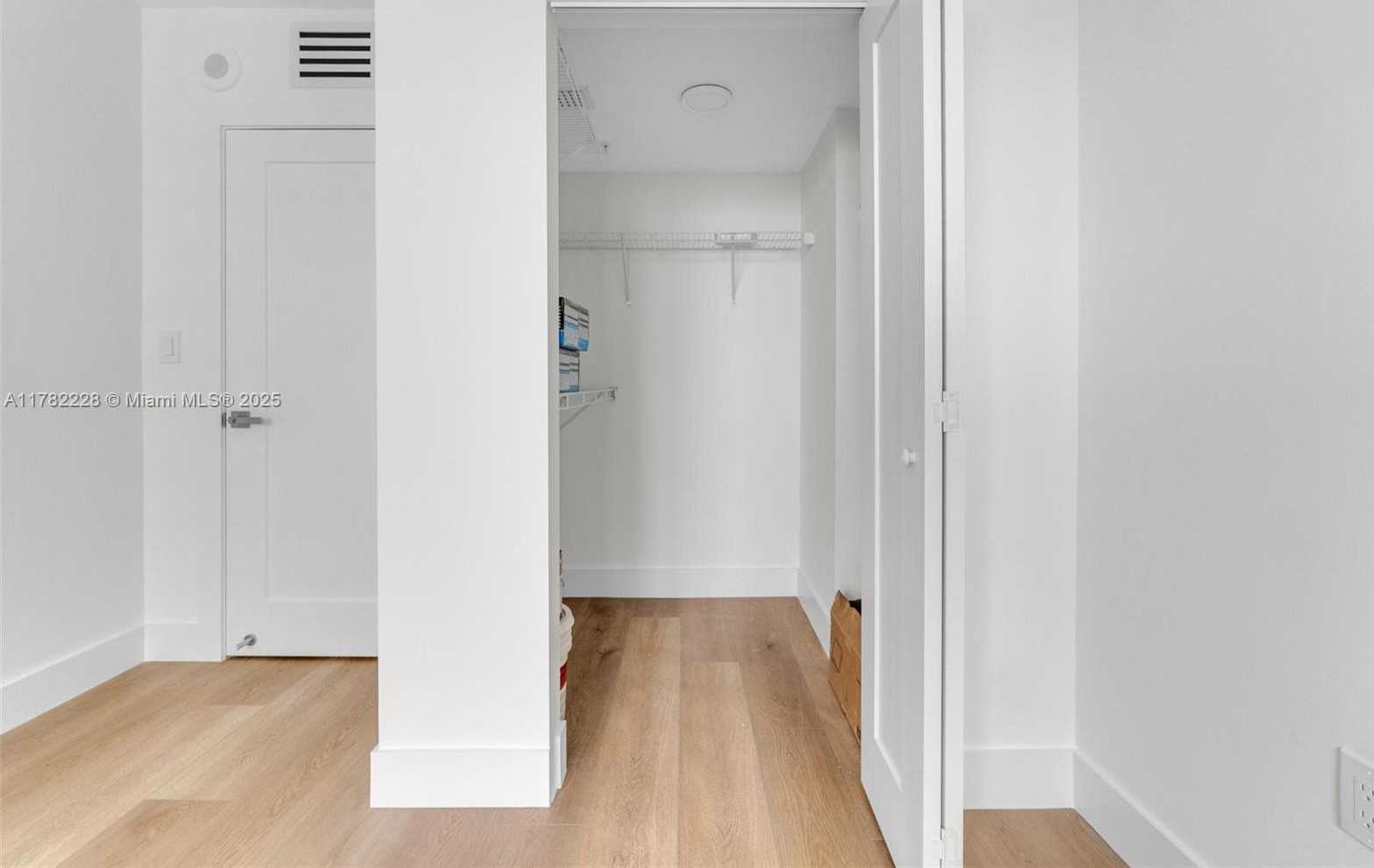 Small Image of 1155 BRICKELL BAY DR #2308, Miami Number 18