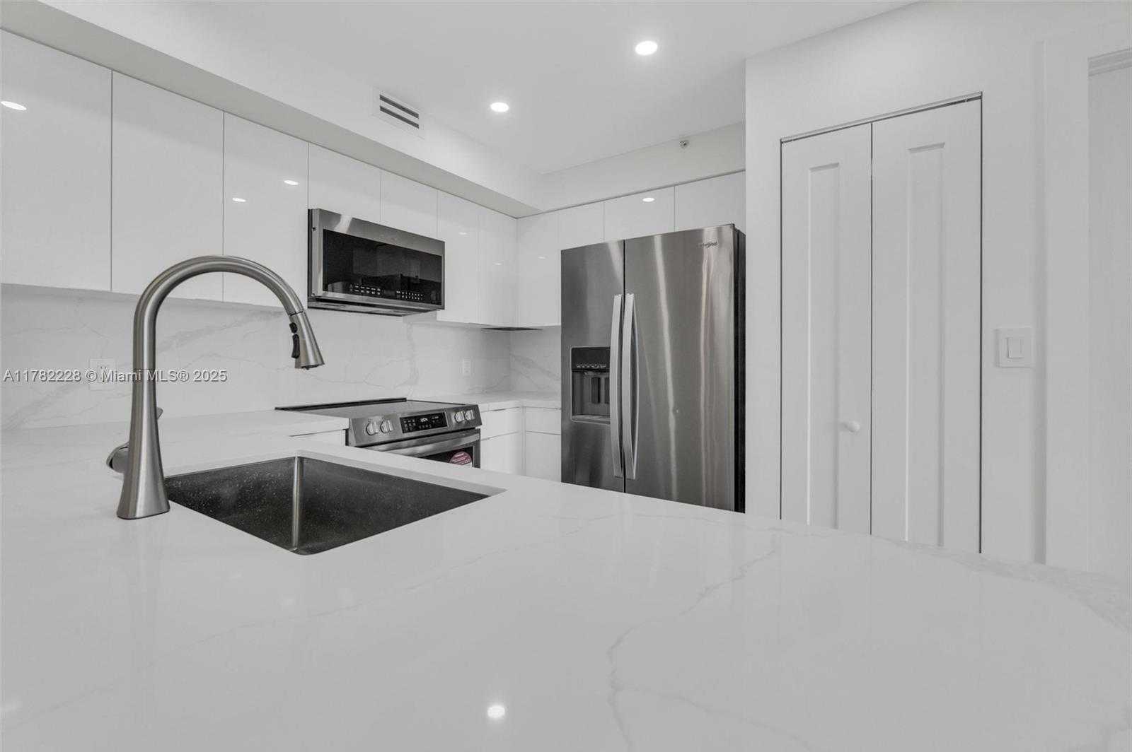 Small Image of 1155 BRICKELL BAY DR #2308, Miami Number 3