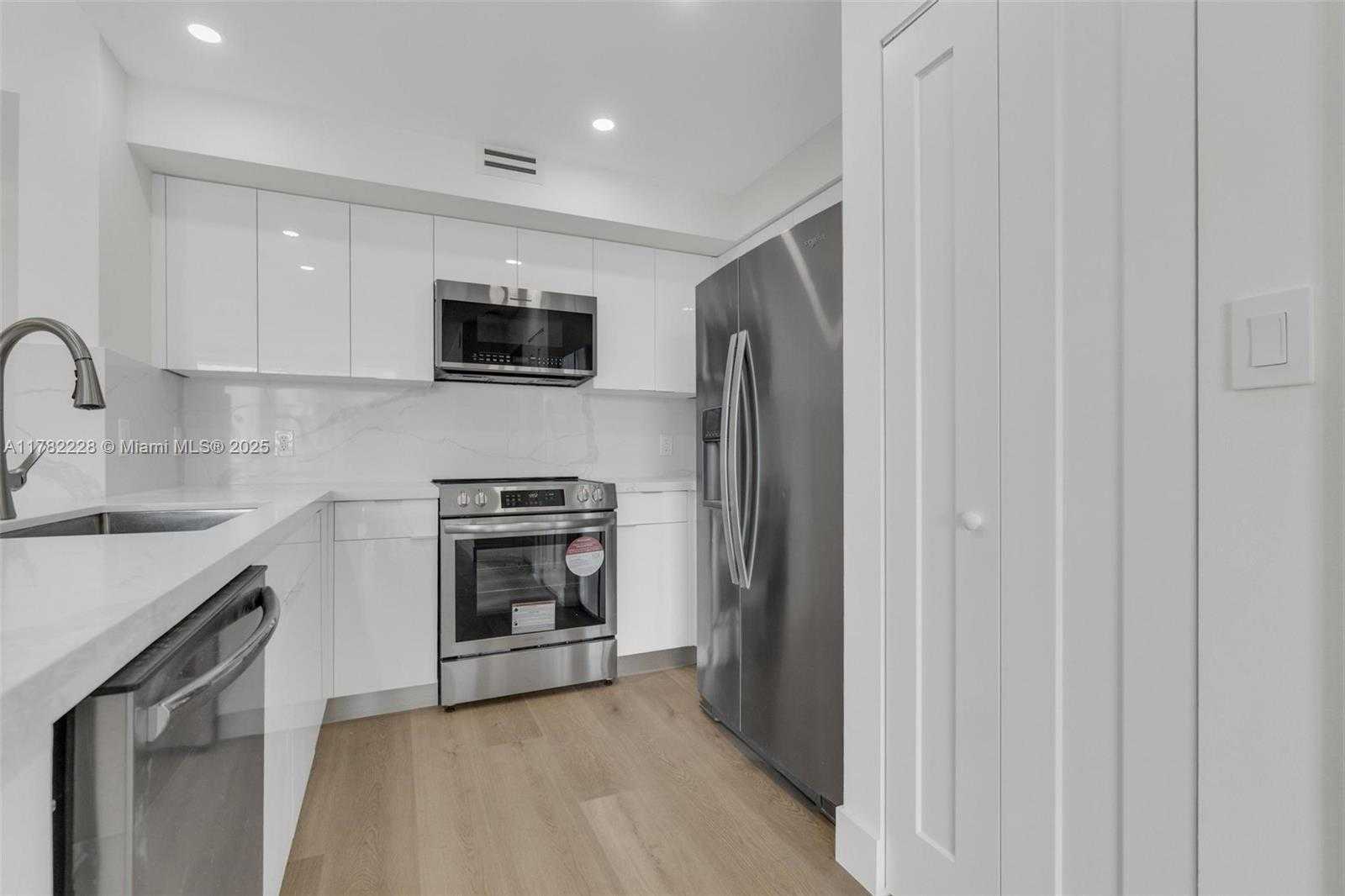 Small Image of 1155 BRICKELL BAY DR #2308, Miami Number 4