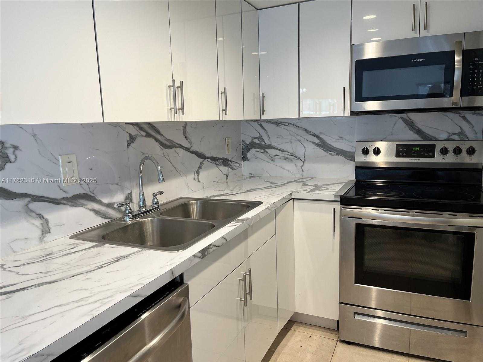 Small Image of 14388 SOUTH WEST 96TH LN, Miami Number 3