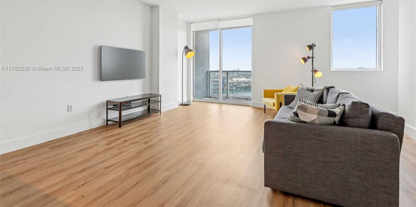 Small Image of 244 BISCAYNE BLVD #2203, Miami Number 3