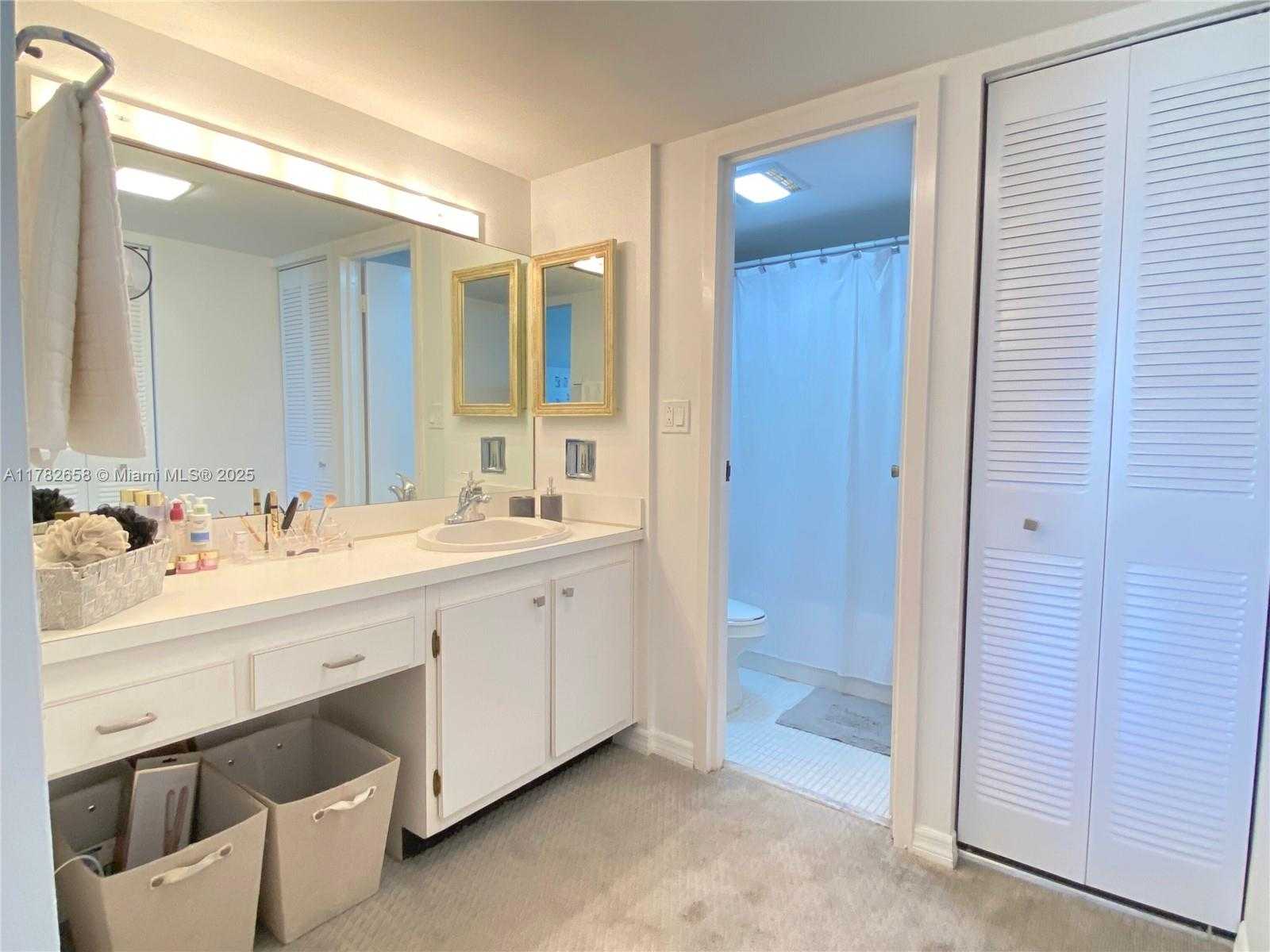 Small Image of 100 BAYVIEW DR #906, Sunny Isles Beach Number 7