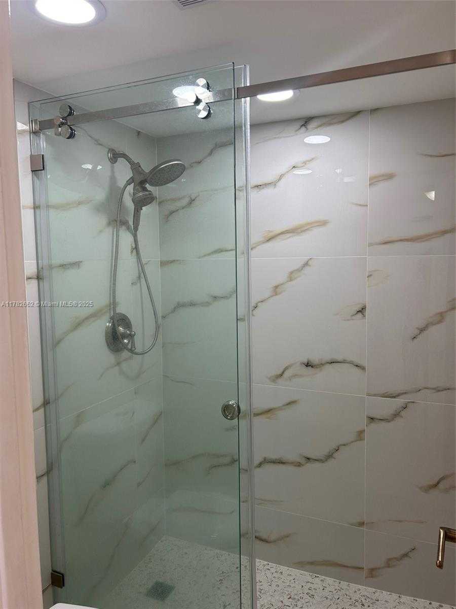 Small Image of 20400 WEST COUNTRY CLUB DR #812, Aventura Number 13