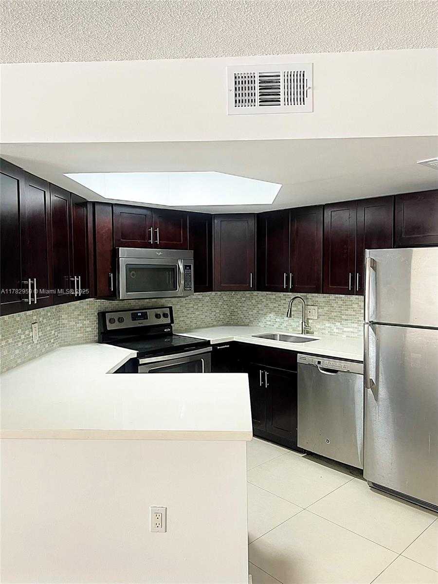 Small Image of 8353 LAKE DR #303, Doral Number 10