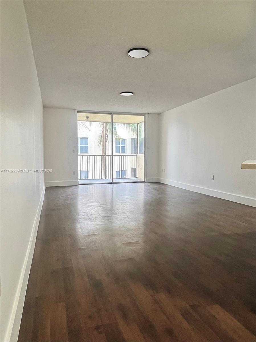 Small Image of 8353 LAKE DR #303, Doral Number 11