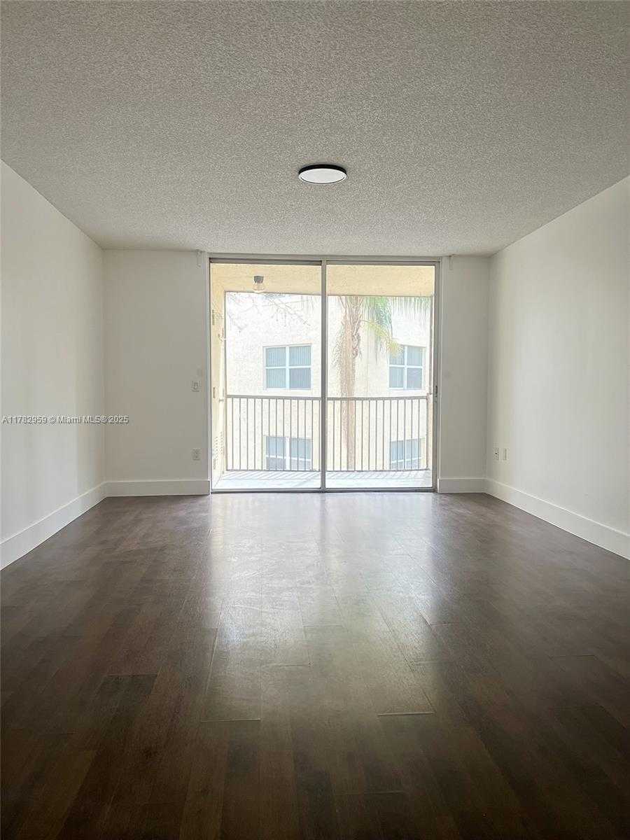 Small Image of 8353 LAKE DR #303, Doral Number 12