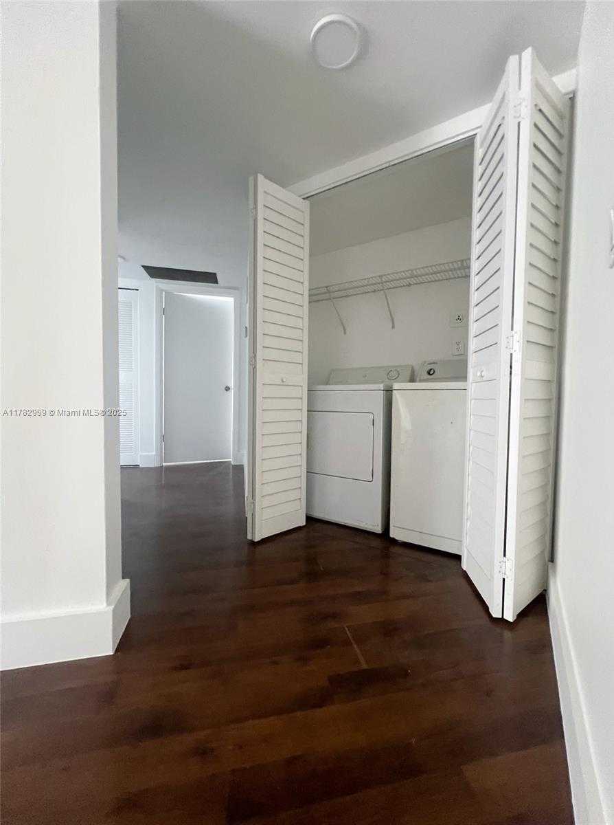 Small Image of 8353 LAKE DR #303, Doral Number 13