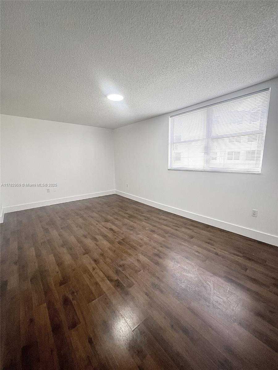 Small Image of 8353 LAKE DR #303, Doral Number 14