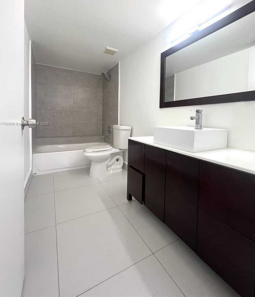 Small Image of 8353 LAKE DR #303, Doral Number 15