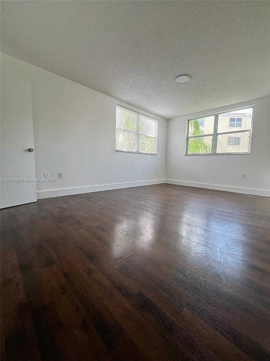 Small Image of 8353 LAKE DR #303, Doral Number 16