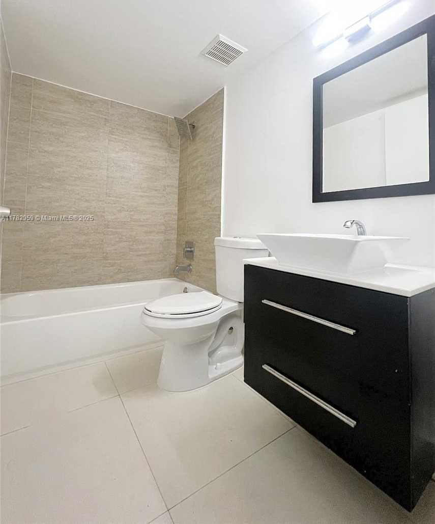 Small Image of 8353 LAKE DR #303, Doral Number 17