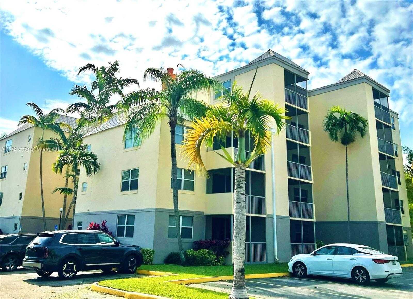 Small Image of 8353 LAKE DR #303, Doral Number 19