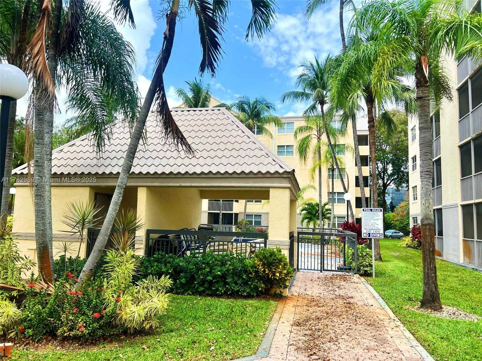 Small Image of 8353 LAKE DR #303, Doral Number 21
