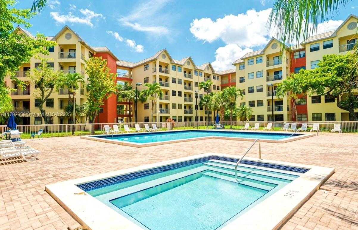 Small Image of 8353 LAKE DR #303, Doral Number 22