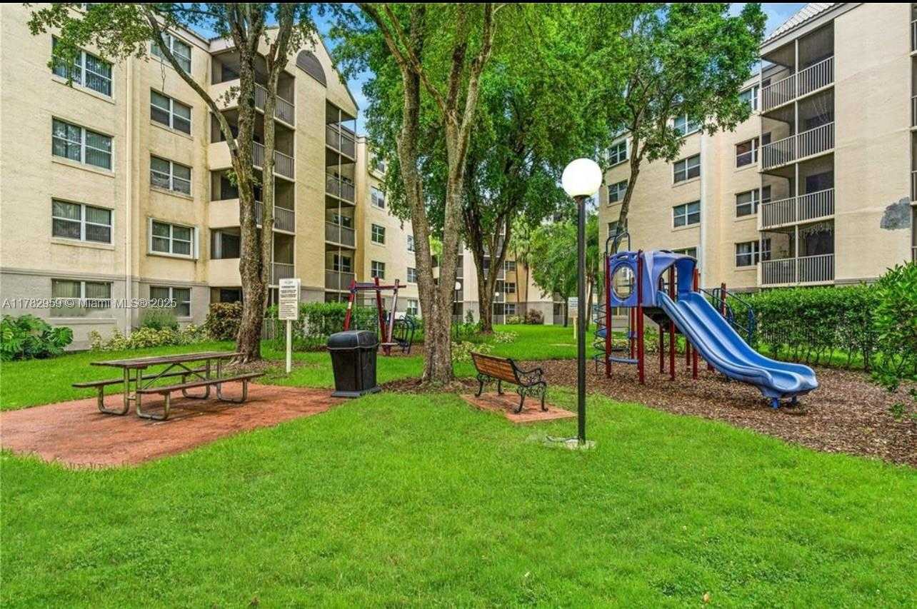 Small Image of 8353 LAKE DR #303, Doral Number 23