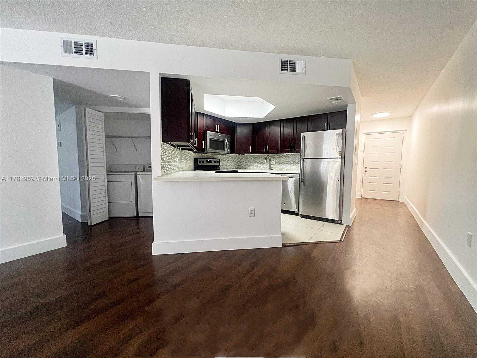 Small Image of 8353 LAKE DR #303, Doral Number 5