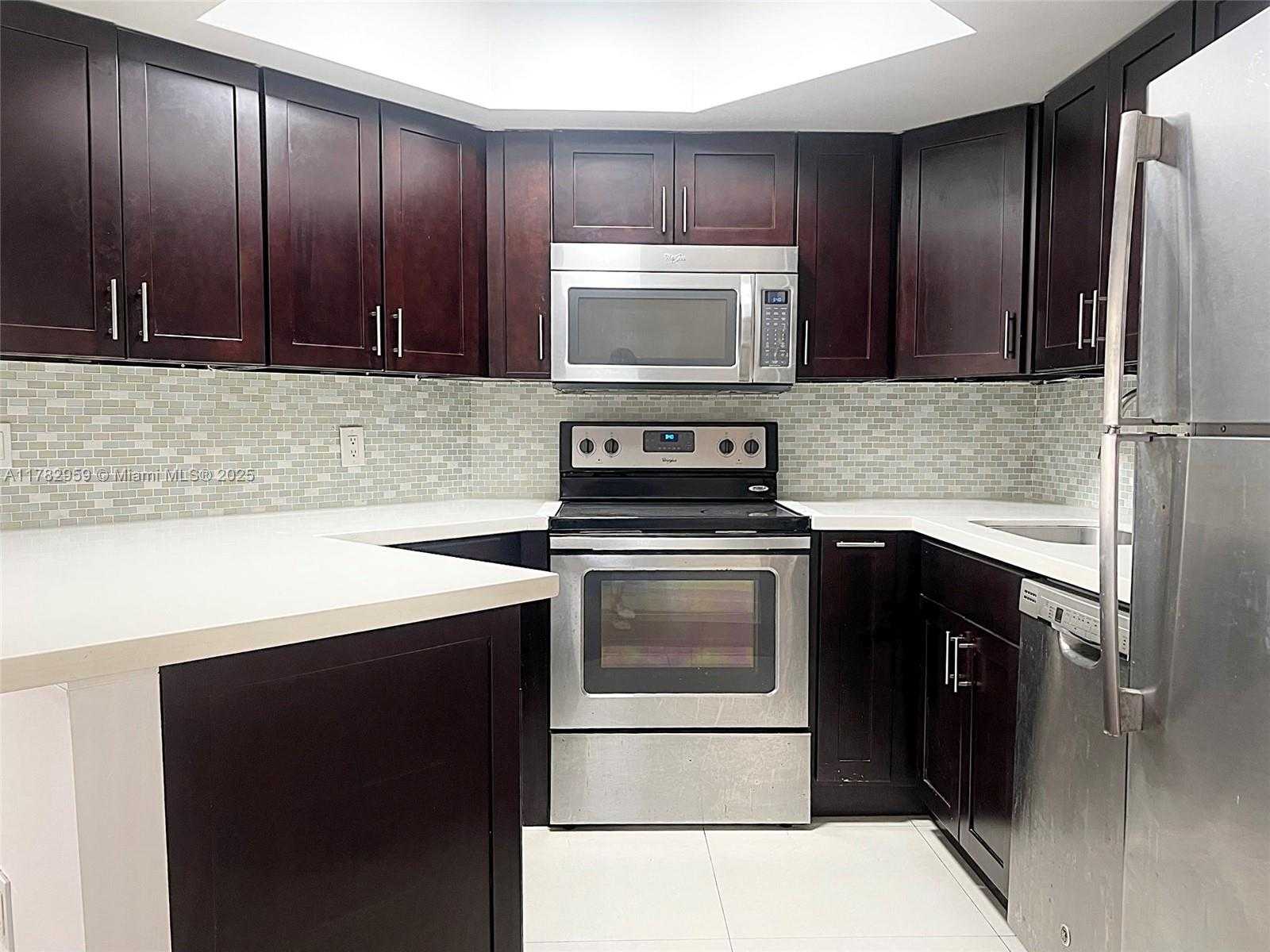 Small Image of 8353 LAKE DR #303, Doral Number 6