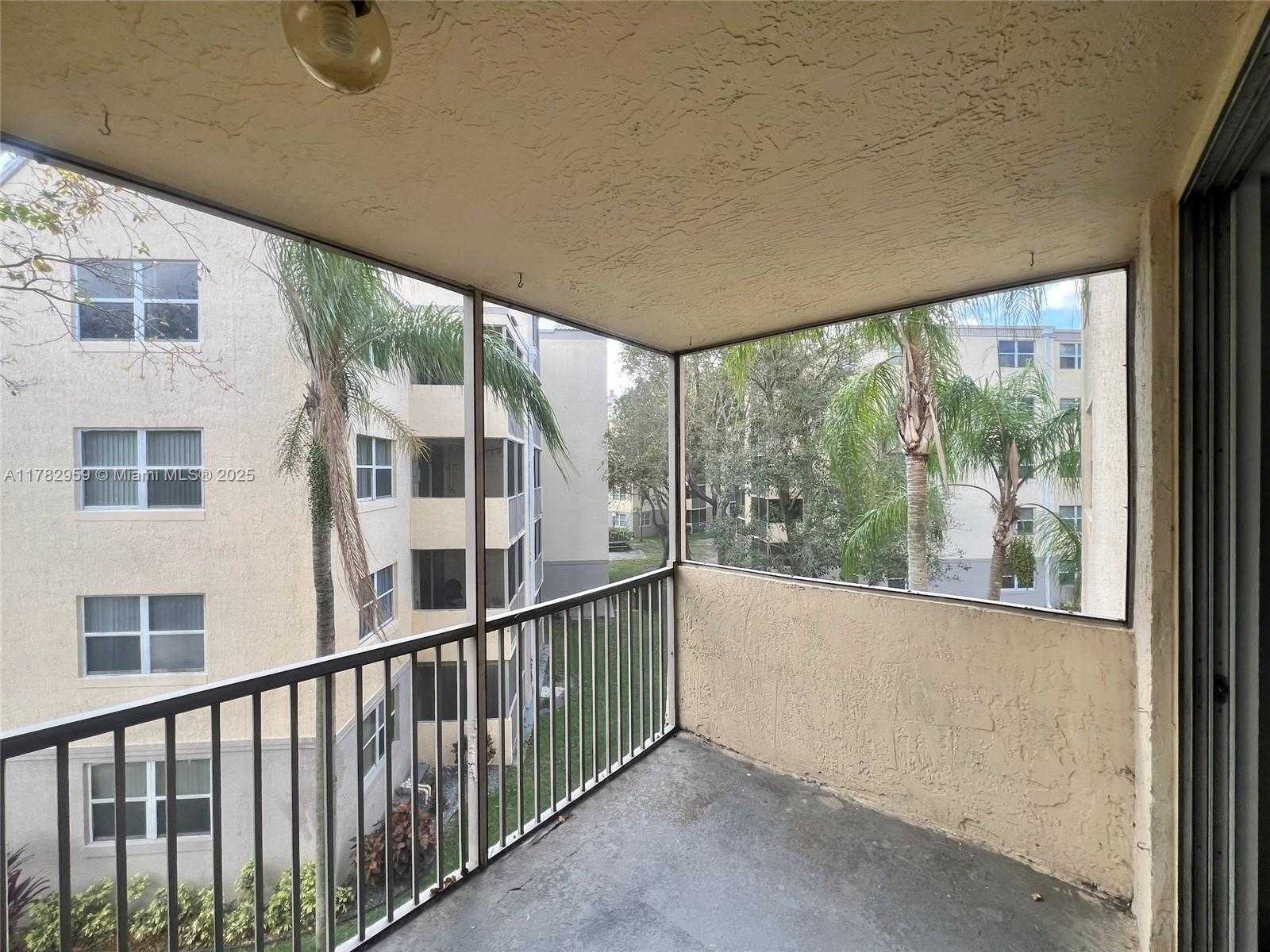Small Image of 8353 LAKE DR #303, Doral Number 7