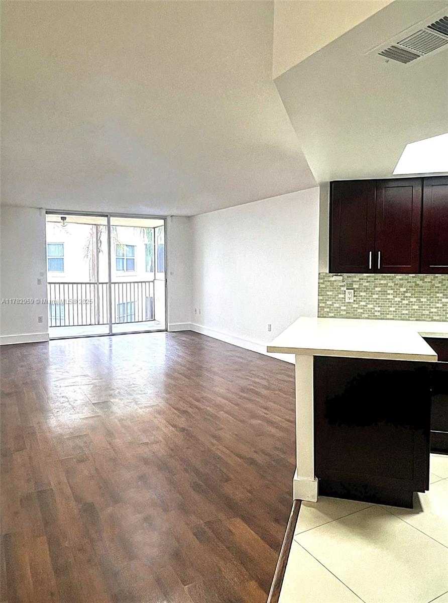 Small Image of 8353 LAKE DR #303, Doral Number 9