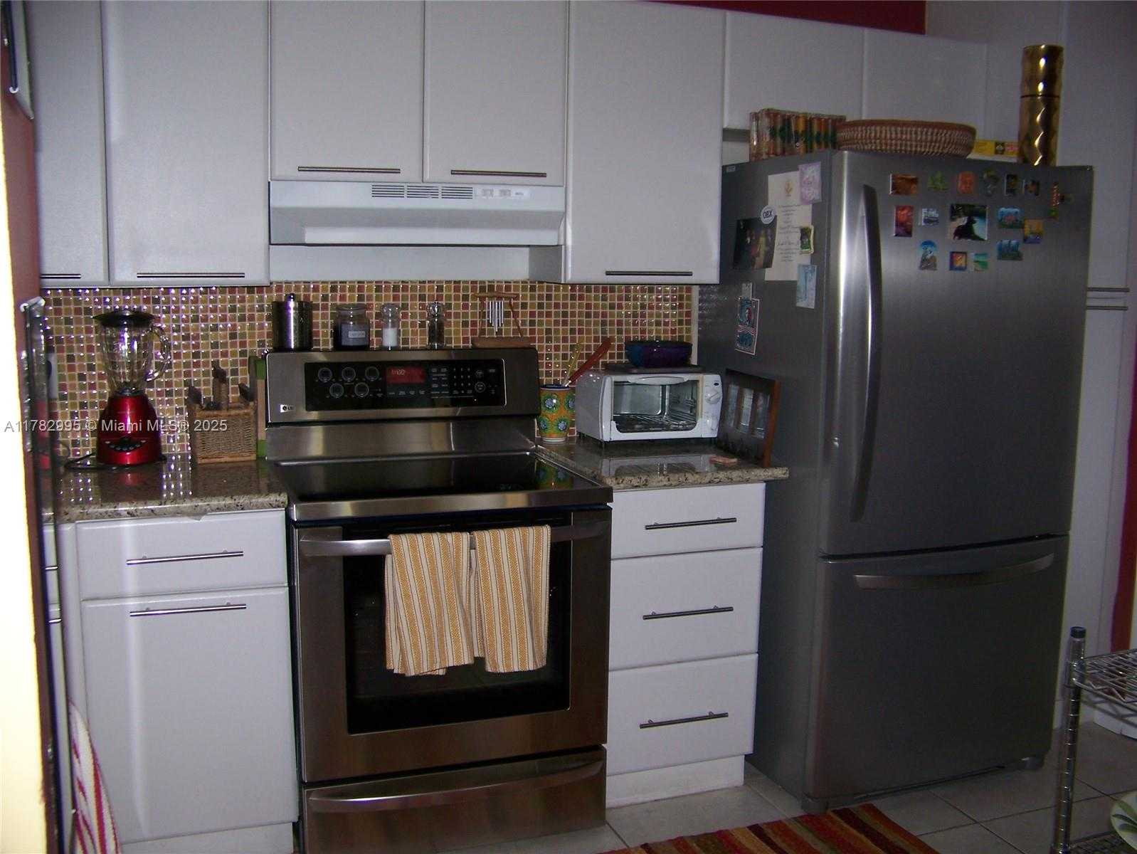 Small Image of 2016 BAY DR #908, Miami Beach Number 4