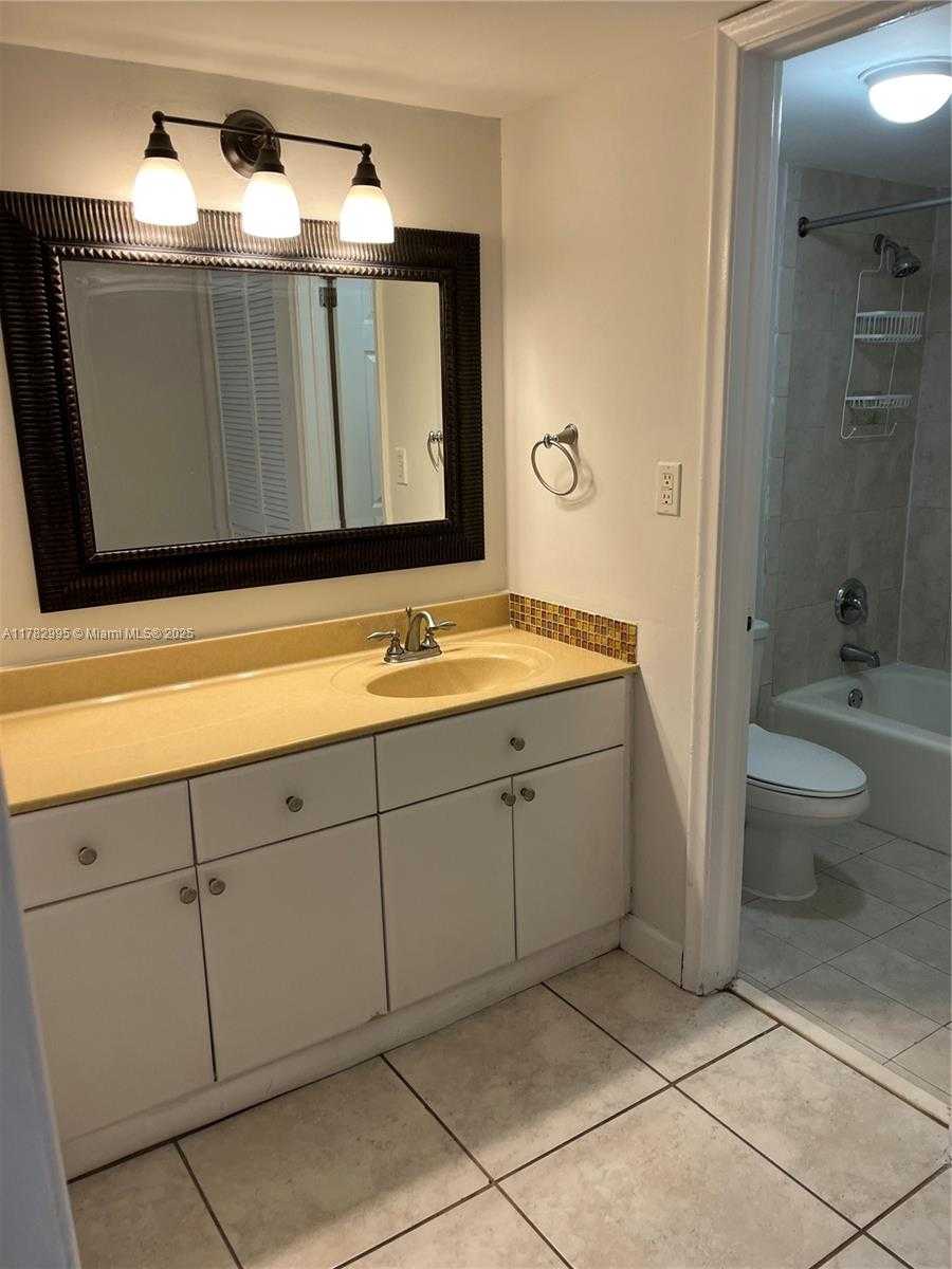 Small Image of 2016 BAY DR #908, Miami Beach Number 7