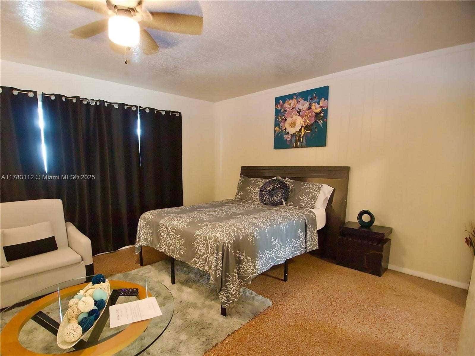 Small Image of 1934 MADISON ST #4, Hollywood Number 1