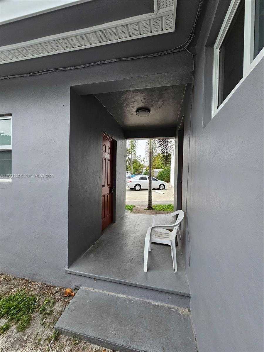 Small Image of 1934 MADISON ST #4, Hollywood Number 12