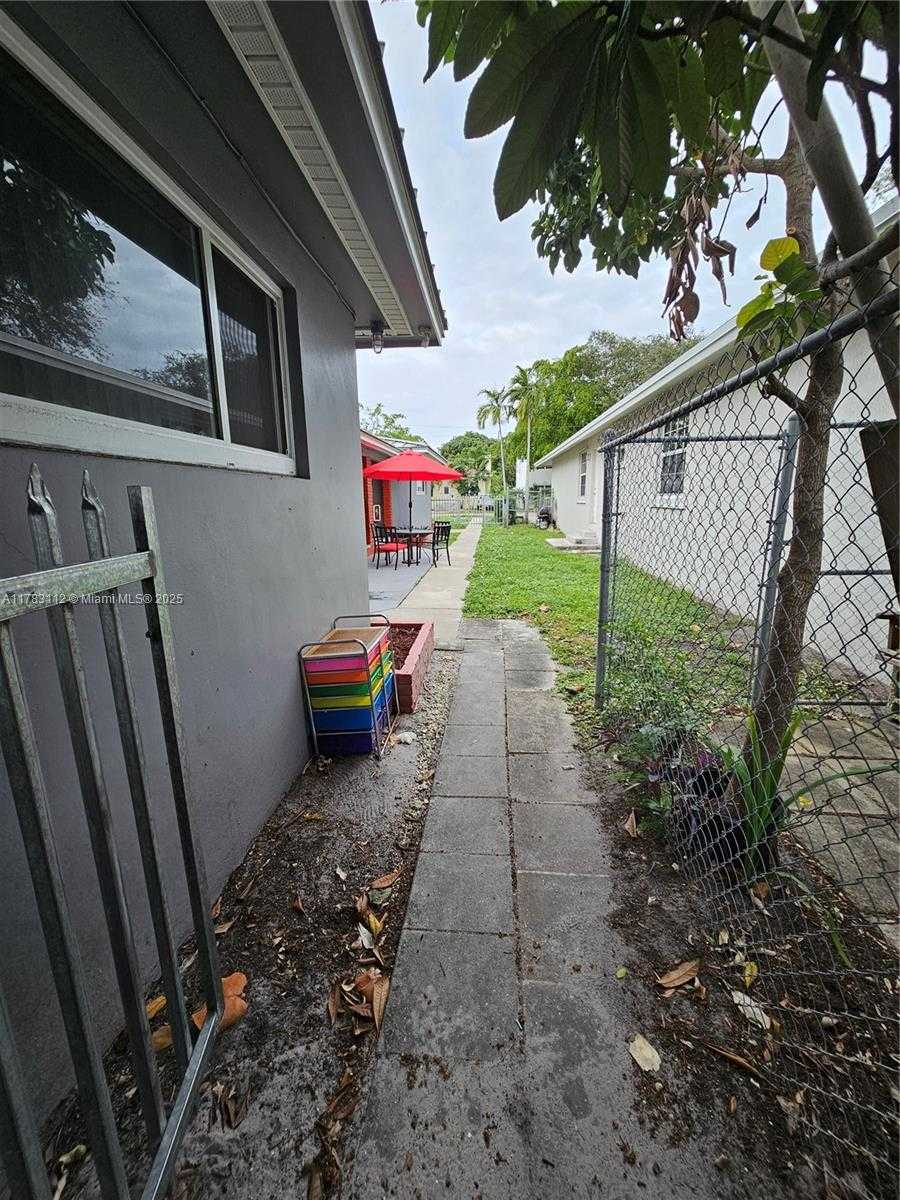 Small Image of 1934 MADISON ST #4, Hollywood Number 16