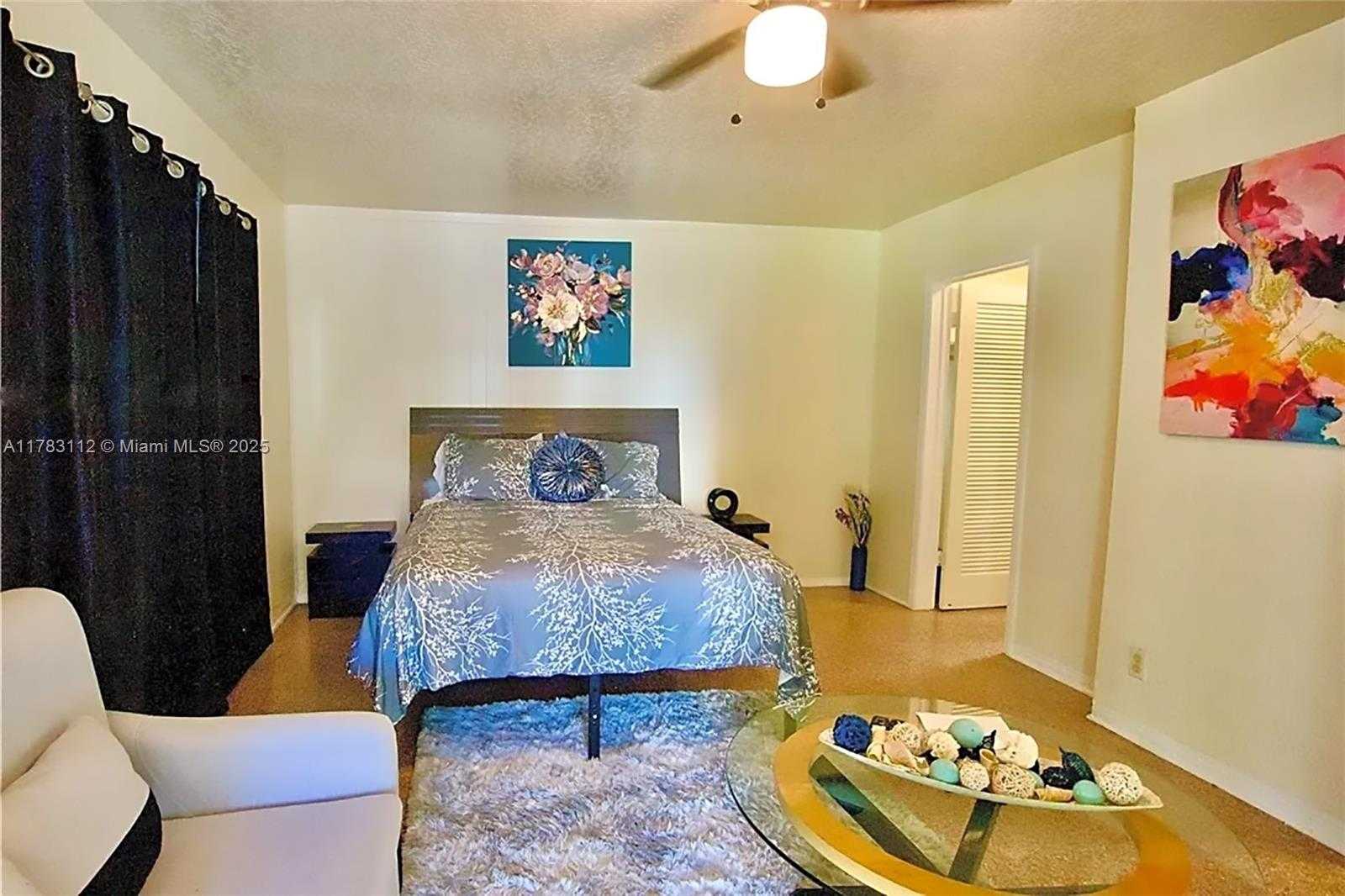 Small Image of 1934 MADISON ST #4, Hollywood Number 2