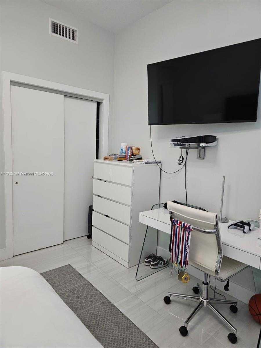 Small Image of 1050 BRICKELL AVE #3504, Miami Number 51