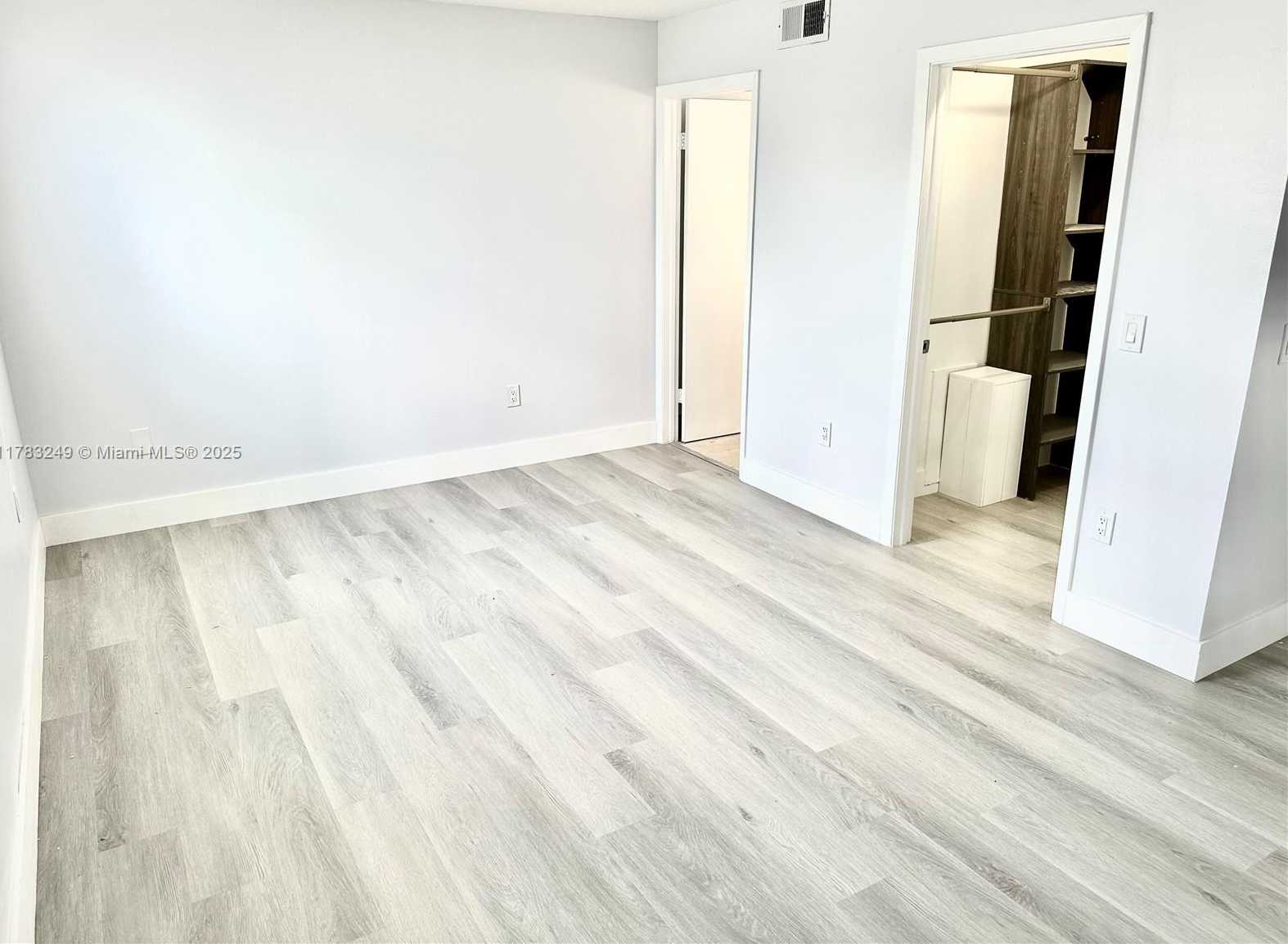 Small Image of 8373 LAKE DR #502, Doral Number 10