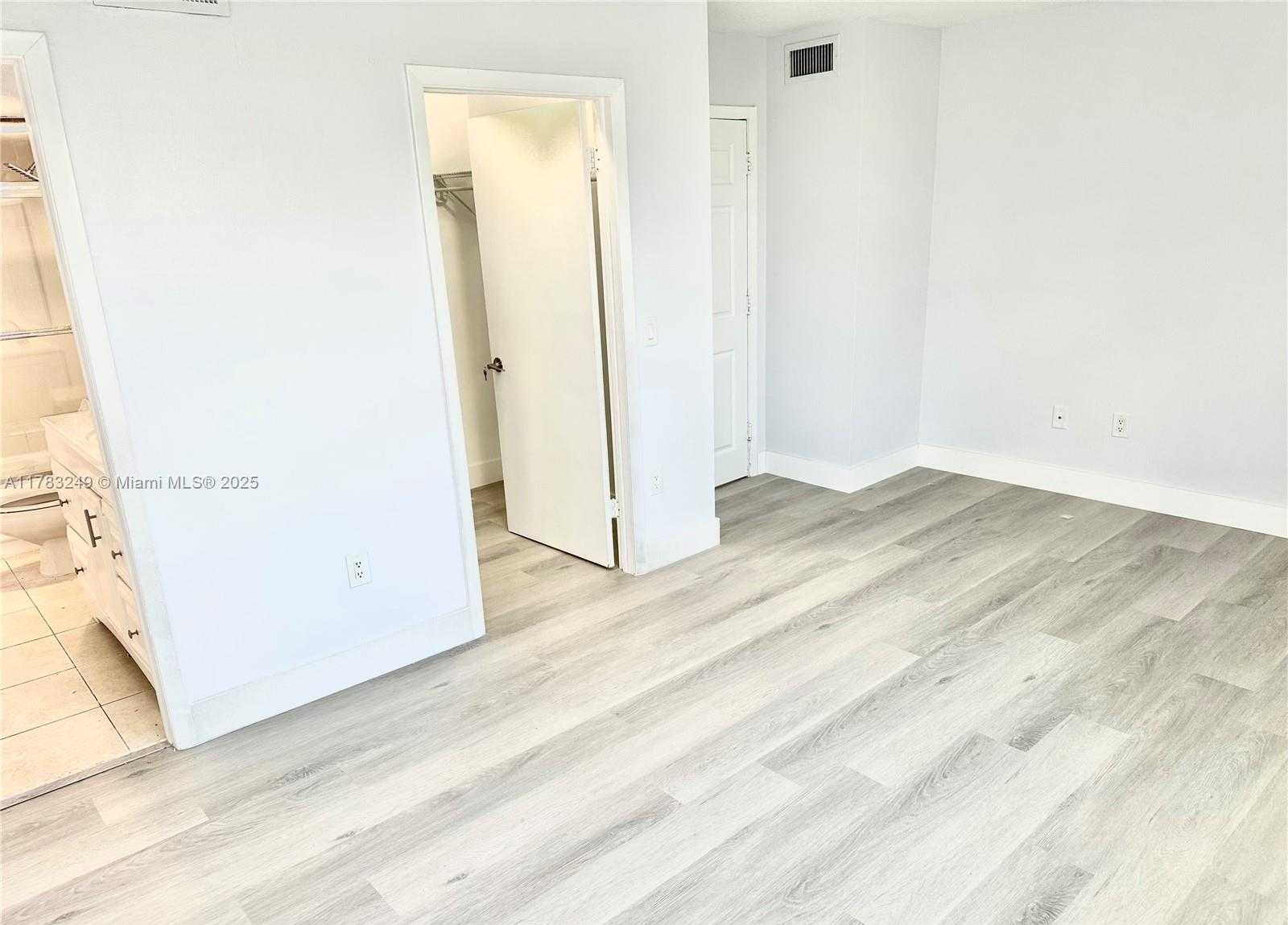 Small Image of 8373 LAKE DR #502, Doral Number 12