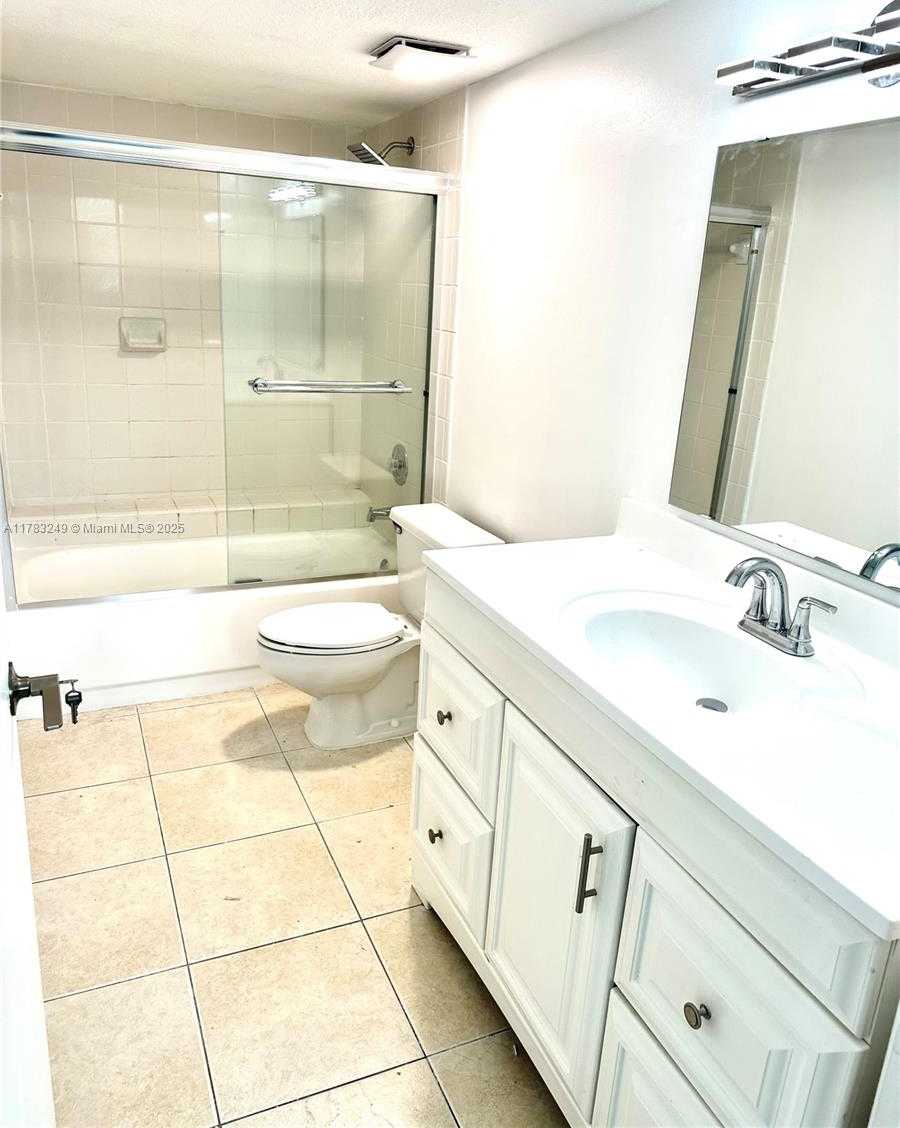 Small Image of 8373 LAKE DR #502, Doral Number 13