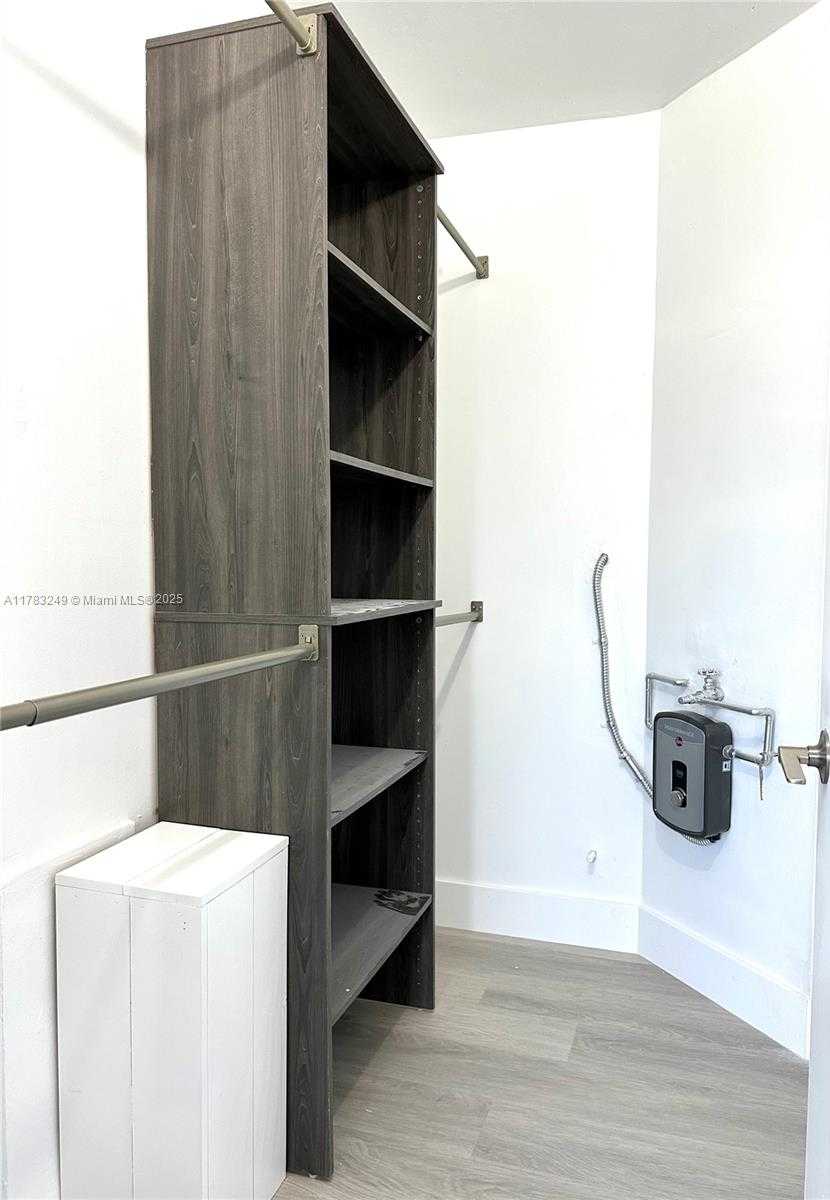 Small Image of 8373 LAKE DR #502, Doral Number 14
