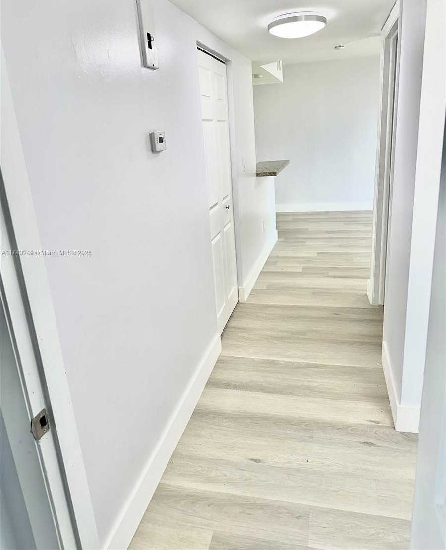 Small Image of 8373 LAKE DR #502, Doral Number 16
